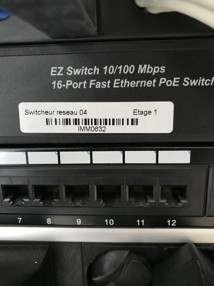 Switch PoE étiqueté par étage